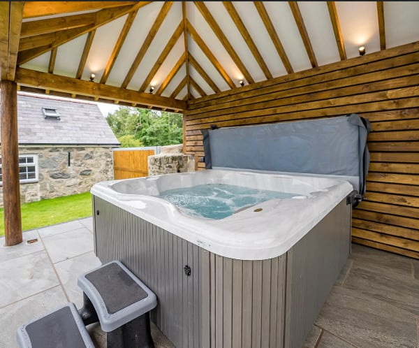 Hendre Feinws - hot tub under a covered area on the terrace